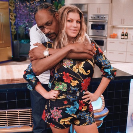 Fergie with the American rapper Snoop Dogg. 